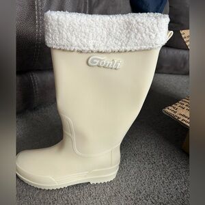 Gonli” super cute rain boots fits a 7-7.5 so know your size
